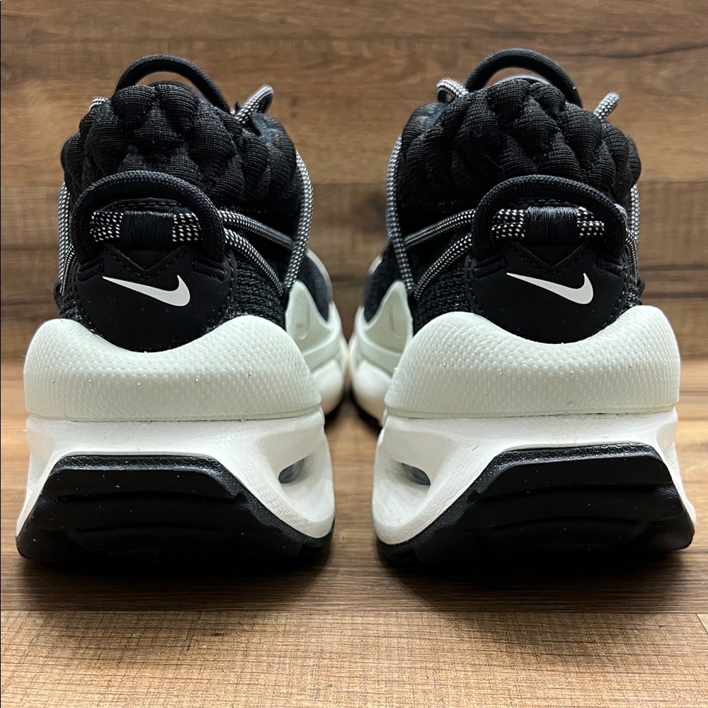 Nike Black and White Athletic Shoes NIKE AIR MAX FLYKNIT VENTURE BRAND NEW - Picture 4 of 10